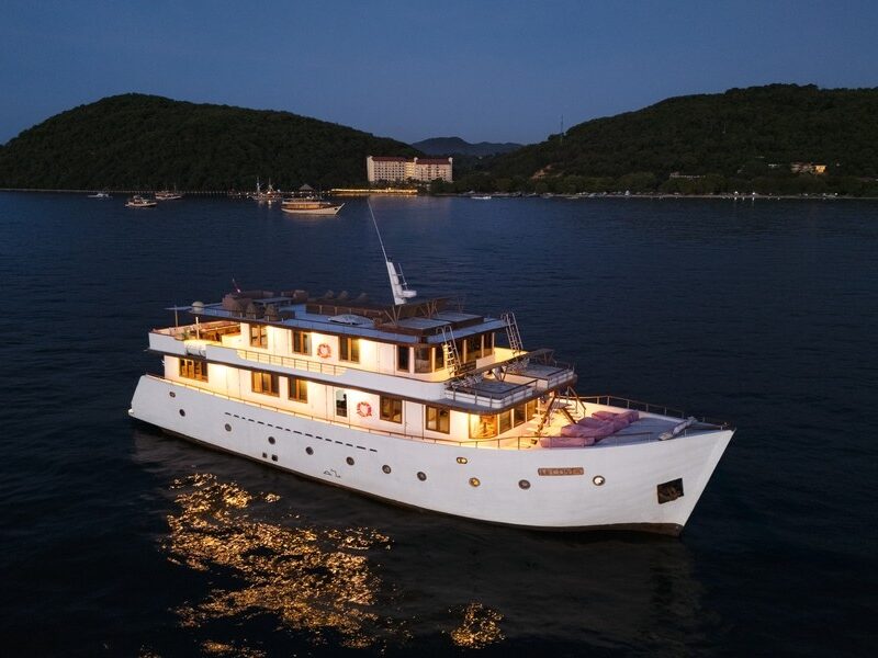 2D1N Komodo Luxury Private Phinisi Charter