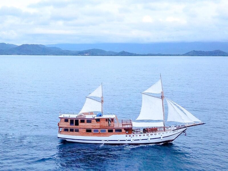 4D3N Komodo Luxury Private Phinisi Charter
